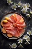 Käse-Schinken-Blumen auf einem Teller angerichtet.