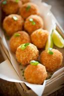 Knusprige Hackbällchen - Perfektes Fingerfood für den nächsten Spieleabend