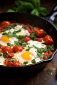 Einfache Eierpfanne mit Tomate und Feta.