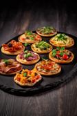 Mini-Pizzas auf einem Teller