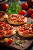 Knusprige Mini-Pizzas mit Salami und Paprika
