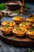 Mini-Quiches auf einem Servierteller