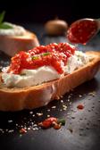 Paprika-Feta-Creme auf Baguette