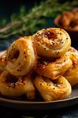 Blätterteig-Schnecken auf einem Teller angerichtet.