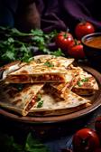 Quesadillas auf einem Teller angerichtet.