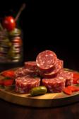 Salami-Fingerfood auf einem Teller
