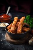 Pikante Käsestangen mit Paprika-Dip.